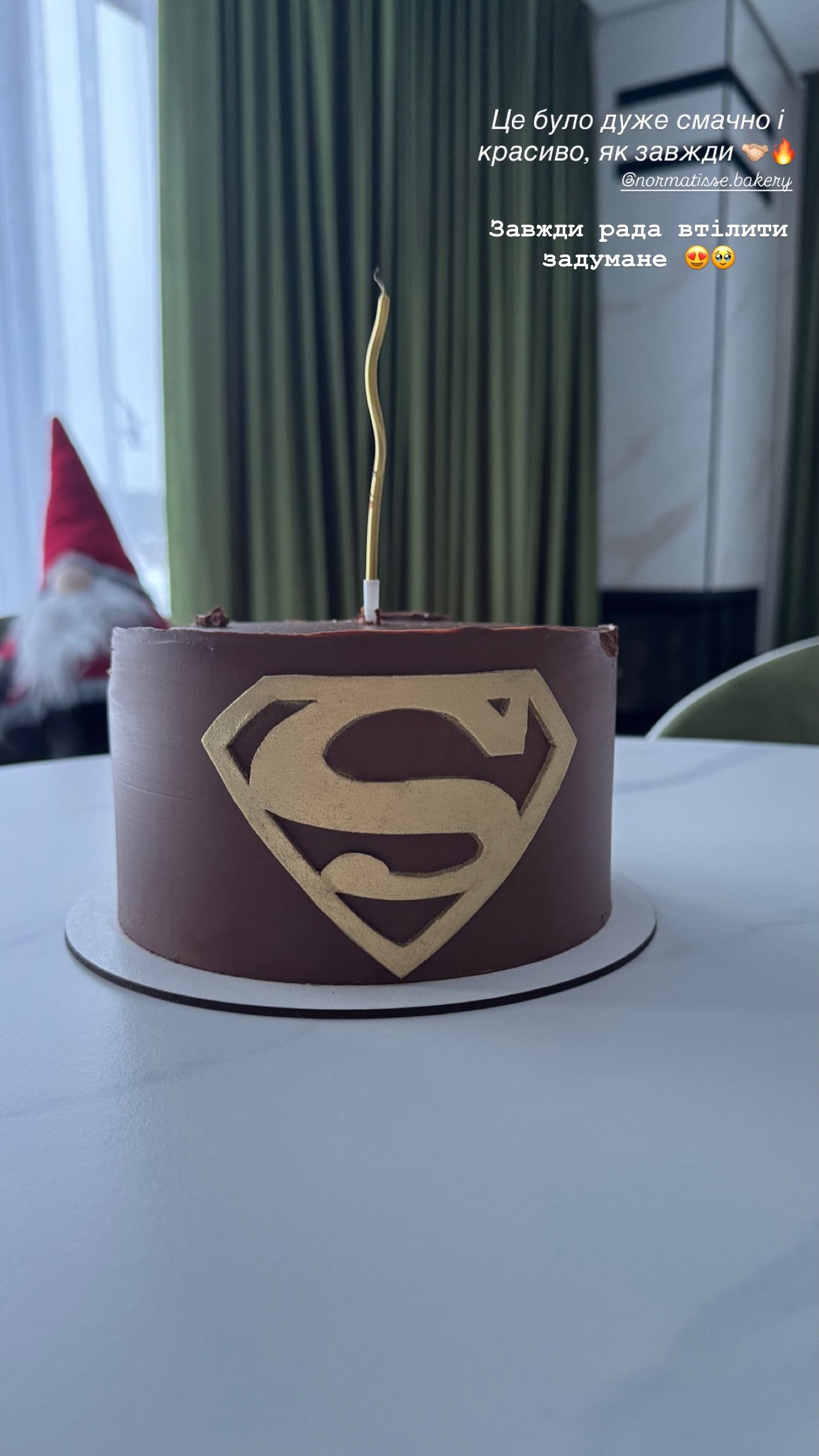 Скріншот відгуку про шоколадний торт із золотим логотипом Superman